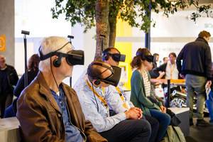 Besucher testen VR-Simulatoren bei der IAA 2017 in Frankfurt am Main