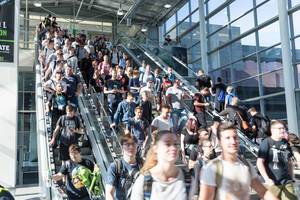 Besucher verlassen die Messehalle - Gamescom 2017, Köln