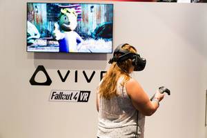 Besucherin spielt Fallout 4 VR - Gamescom 2017, Köln