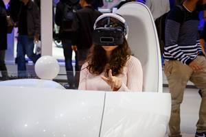Besucherin testet Virtual Reality von Volkswagen