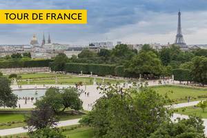 Besuchter Tuileriengarten mit runder Brunnenanlage und Blick auf den Eiffelturm, neben der Aufschrift "Tour de France"