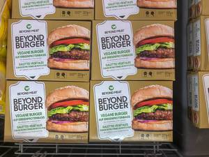 Beyond Meat Verpackungen, gestapelt bei Lidl, für eine fleischlose, vegane Burger-Alternative