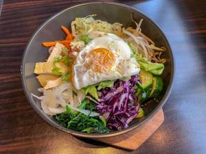 Bibimbab vegetarisch: Reisgericht mit verschiedenen Gemüsesorten und Spiegelei