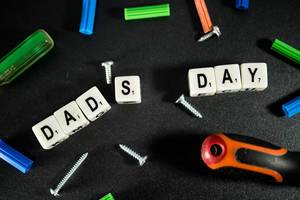 Bild zum Thema "Bald ist Vatertag", mit Werkzeug, Schrauben und Buchstabenwürfel