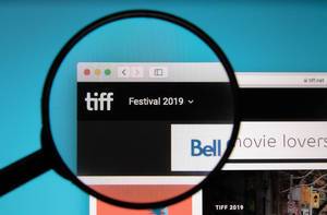 Bildschirm mit Internetseite vom Toronto International Film Festival und Lupe über TIFF-Logo