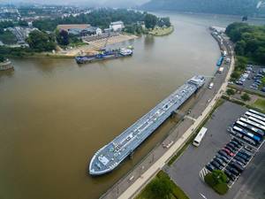 Binnentankschiff und das Wasser- und Schifffahrtsamt Koblenz im Hintergrund. Luftbildaufnahme