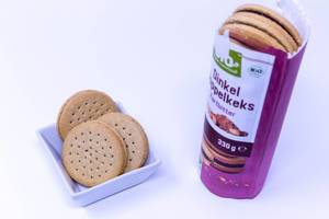 Bio spelt sandwich cookies in square bowl and packaging