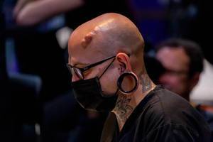 Biohax: Tätowierter Mann mit Implantaten an der Stirn auf der Digital X in Köln