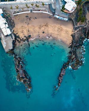 Bird eye view of an unusual beach governed by rocks / Vogelperspektive eines ungewöhnlichen Strandes regiert durch Felsen