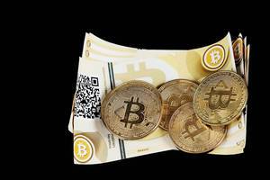 Bitcoin-Banknoten vor schwarzem Hintergrund