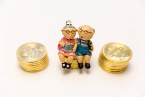 Bitcoin Kryptowährung neben einem Rentnerpaar als alternative Investitionsmöglichkeit
