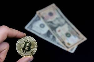 Bitcoin-Münze mit Geldscheinen im Hintergrund
