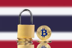 Bitcoin und geöffnetes Schloss vor der Flagge Thailands, disse Kryptowährung ist nicht mehr illegal