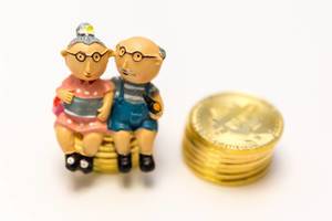Bitcoins next to a retired couple - invest in your pension