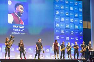 Bits & Pretzels 2019 Gastgeber, MC und Speaker Dan Ram eröffnet mit Blaskapelle die dreitägige Internetkonferenz in München