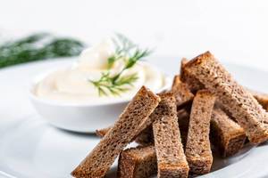 Black bread crackers with white sauce and dill (Flip 2019)