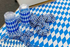 Blau-weiße Schleifen, Plastikbecher und Plastikteller - IAW Köln 2018