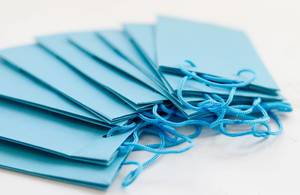 Blaue Papier-Geschenktüten