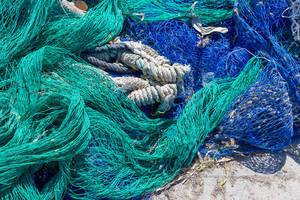 Blaue und türkisfarbene Fischernetze