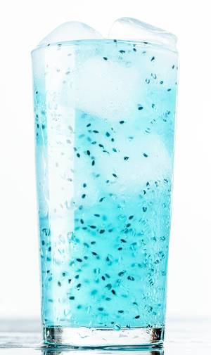 Blauer Cocktail mit Basilikumsamen in einem Glas