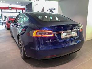 Blauer Tesla Model S bei der Fahrzeugübernahme in Neuss