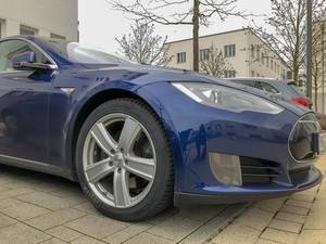 Blaues Auto der Marke Tesla Model S 85D in Wohngebiet geparkt