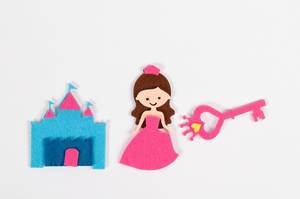 Blaues Schloss, Prinzessin mit rosarotem Kleid und pinker Schlüssel vor weißem Hintergrund