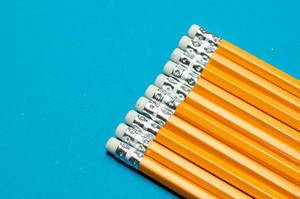 Bleistifte in einer Reihe auf blauem Hintergrund