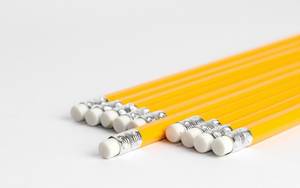 Bleistifte mit Radierer am Ende in Formation auf weißem Hintergrund