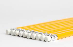 Bleistifte mit Radierer auf weißem Hintergrund