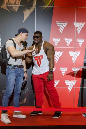 Blessing “The Boogieman” Awodibu chatting with a fan - FIBO Cologne 2018