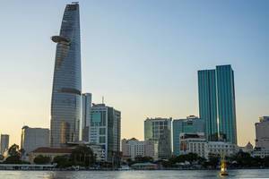 Blick auf den Bitexco Financial Tower und den District 1 in Ho Chi Minh City bei Sonnenuntergang von Aussichtspunkt