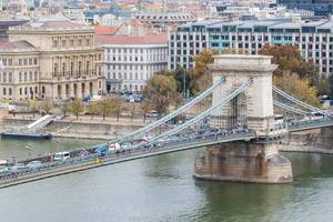 Blick auf die Kettenbrücke, die älteste Straßenbrücke Budapests über die Donau