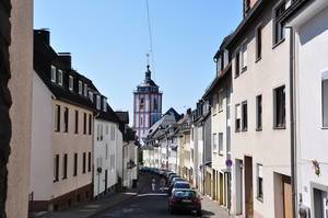 Blick auf die Nikolaikirche in Siegen durch eine Reihe an Hausfassaden
