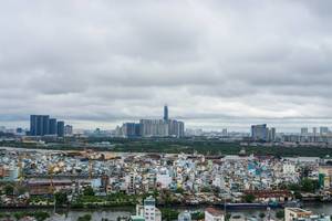 Blick auf die Skyline von Ho Chi Minh City, dem ehemaligen Saigon, im Zentrum das Hochhaus Landmark 81, dessen Spitze von den Wolken verdeckt wird