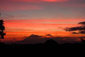 Blick auf die Vulkane in Guatemala bei Sonnenuntergang