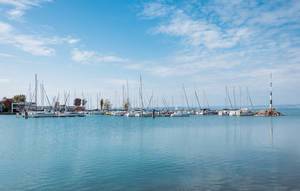 Blick auf türkisblaues Wasser in kleinem Hafen am Balaton / Plattensee im Westen Ungarns