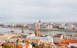 Blick über die Dächer von Budapest, im Zentrum das Parlamentsgebäude am Ufer der Donau