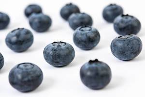 Blueberries on the white background (Flip 2019)