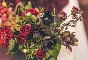 Blumenstrauß mit roten Rosen und Dahlien
