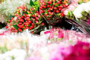 Blumensträuße stehen zum Verkauf