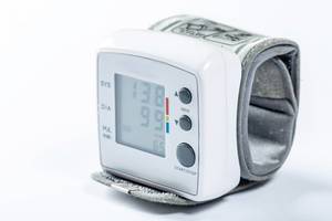 Blutdruckmessgerät für den Arm mit Speicherfunktion vor weißem Hintergrund