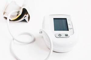 Blutdruckmessgerät vor weißem Hintergrund