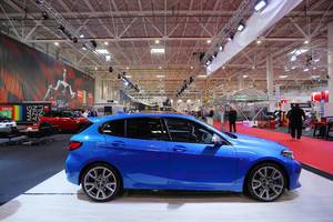 BMW 1er im Blau, Seitenaufnahme auf einer Autoausstellung