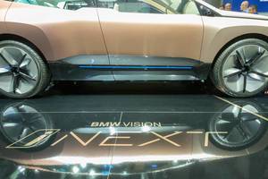 BMW Vision iNext Schriftzug neben dem Elektro-SUV