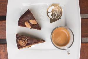 Bodo de Mel de Cana de Madeira: Nusskuchen mit Espresso