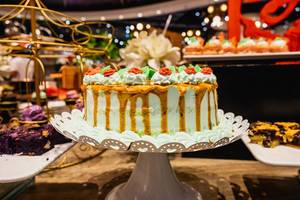 Bokeh-Foto eines Kuchen mit Karamellglasur und Blumendekoration