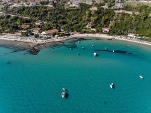 Boote, Strand und Hotels in Afitos, Griechenland