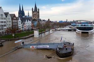 Bootssteg und Schiffe der Köln-Düsseldorfer Deutsche Rheinschiffahrt AG bei eingestelltem Schiffsverkehr wegen hohem Pegelstand