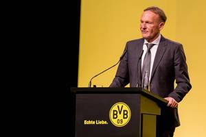 Borussia-Chef Watzke redet auf der BVB-Jahreshauptversammlung über Lucien Favre